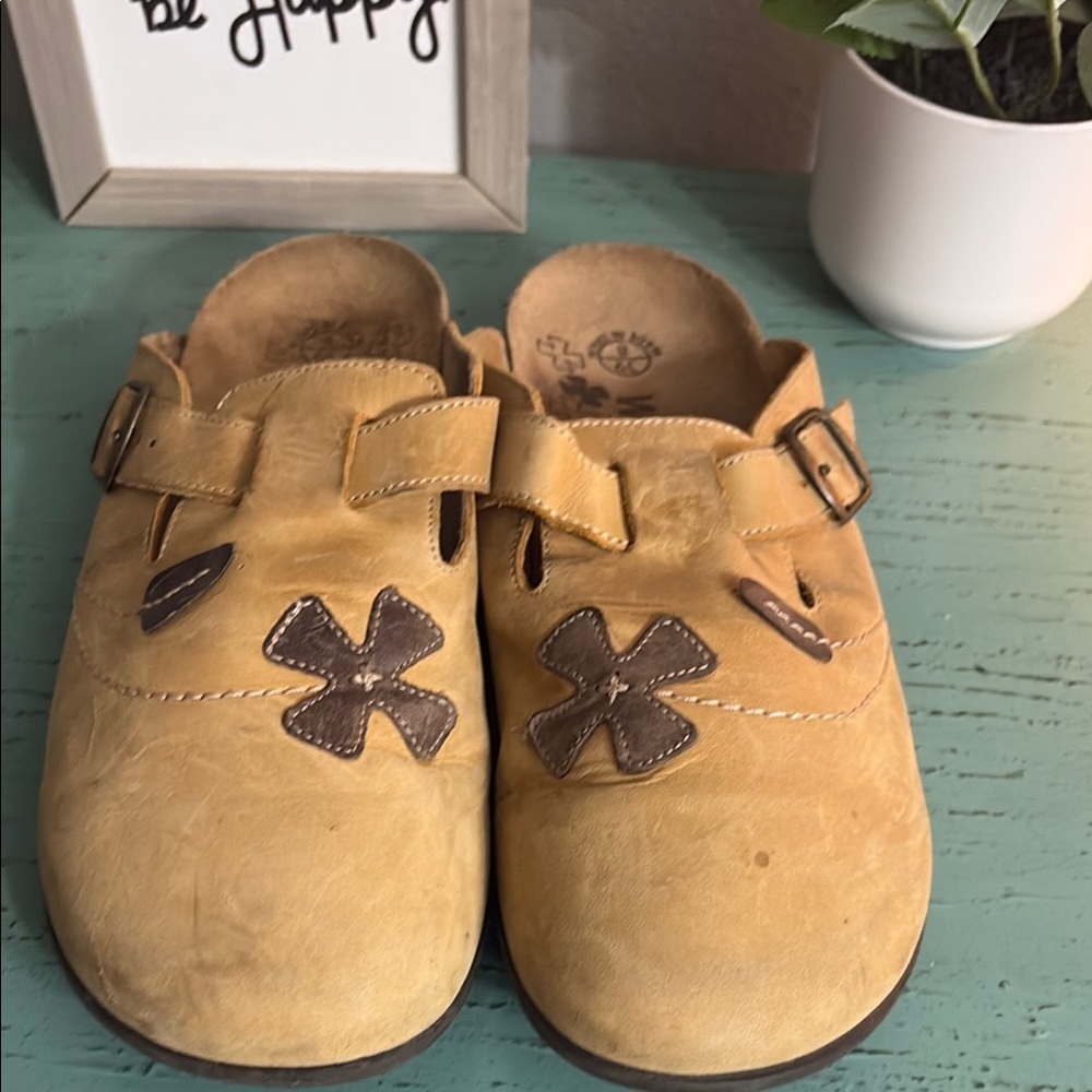 Dr Weil Tan and Brown Clogs SZ 8 box 140